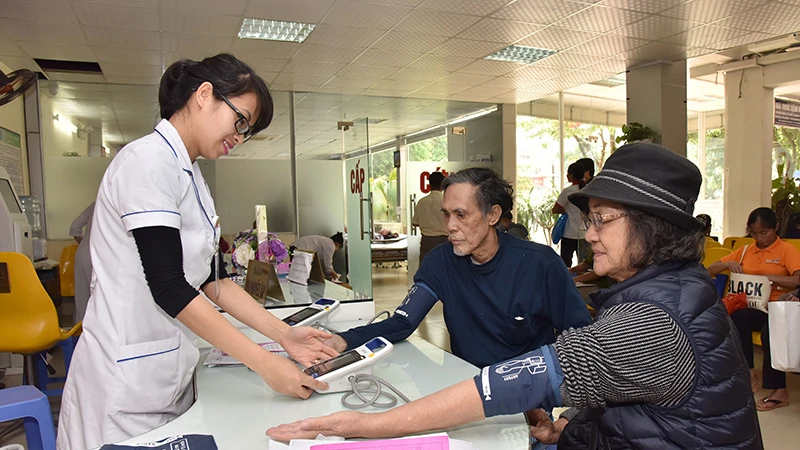 Người cao tuổi khám sức khỏe tại Bệnh viện Tim Hà Nội. (Ảnh DUY LINH)