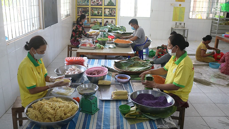 Làng nghề bánh tét Trà Cuôn, tỉnh Trà Vinh sản xuất phục vụ Tết Chôl Chnăm Thmây.