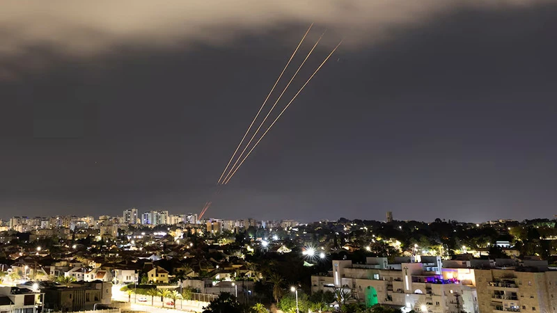 Hệ thống chống tên lửa của Israel được kích hoạt. (Ảnh REUTERS)