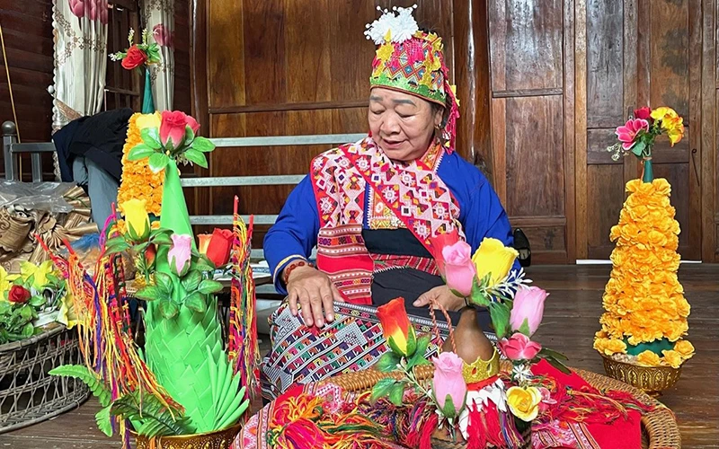 Nghệ nhân ưu tú Lường Thị May giới thiệu bản sắc văn hóa dân tộc Lào.