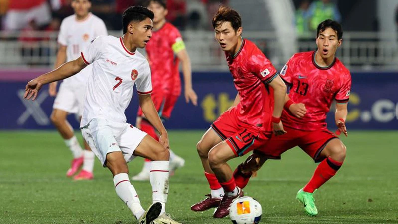 U23 Indonesia (áo đỏ) thi đấu xuất sắc trước U23 Hàn Quốc ở trận tứ kết.
