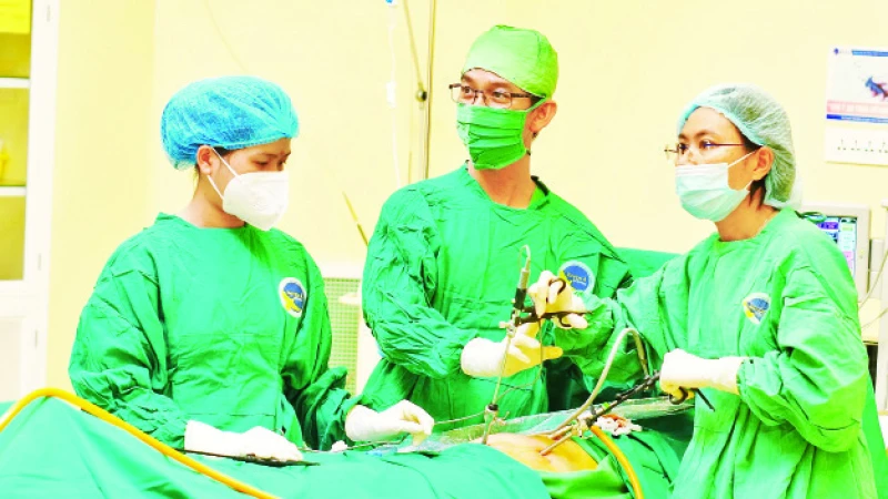 Phẫu thuật cho một bệnh nhân cấp cứu tại Bệnh viện đa khoa Xuyên Á Tây Ninh.