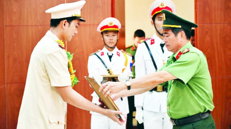 Đại diện lãnh đạo Công an tỉnh Kiên Giang trao giấy khen đảng viên trẻ tiêu biểu, đoàn viên tiên tiến làm theo lời Bác năm 2024.