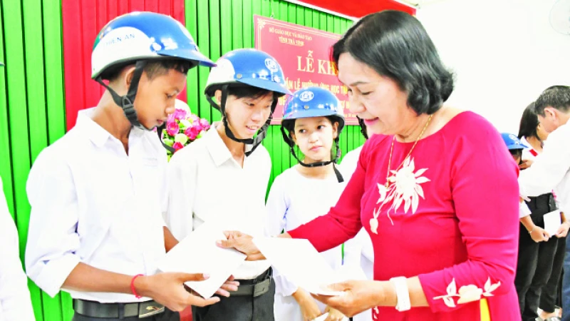 Đồng chí Nguyễn Thị Khá trao học bổng cho học sinh có hoàn cảnh khó khăn.