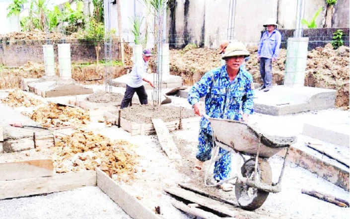 Thi công Nhà văn hóa thôn Nam Thủy, xã Quảng Thủy, thị xã Ba Đồn (Quảng Bình) dưới sự giám sát của Ban giám sát đầu tư cộng đồng xã.