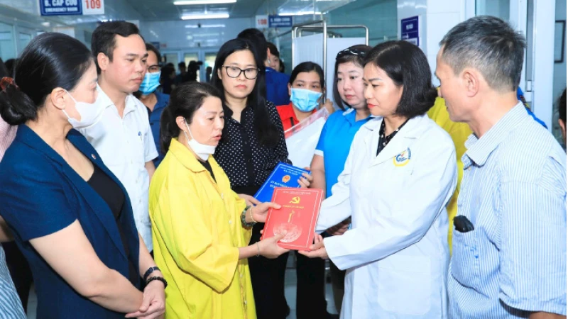 Lãnh đạo thành phố Hà Nội thăm hỏi, hỗ trợ người nhà nạn nhân vụ cháy đang điều trị tại bệnh viện. (Ảnh QUANG THÁI)