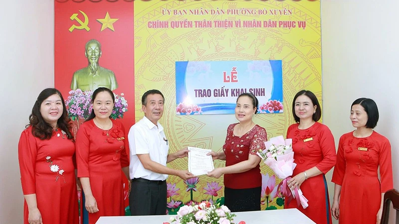 Lãnh đạo phường Bồ Xuyên, thành phố Thái Bình, tỉnh Thái Bình trao giấy khai sinh cho công dân.