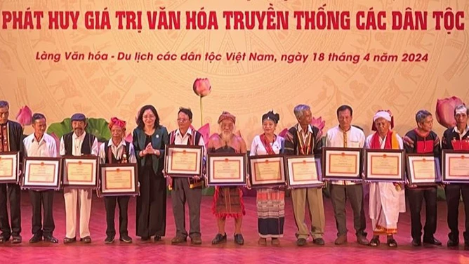 Các nghệ nhân được tôn vinh nhân Ngày Văn hóa các dân tộc Việt Nam.