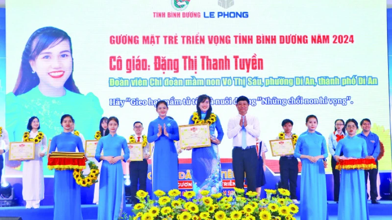 Lãnh đạo tỉnh Bình Dương tuyên dương “Gương mặt trẻ triển vọng” năm 2024. 