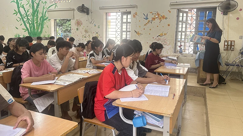 Phòng học chật chội tại Trường phổ thông dân tộc nội trú huyện Điện Biên.