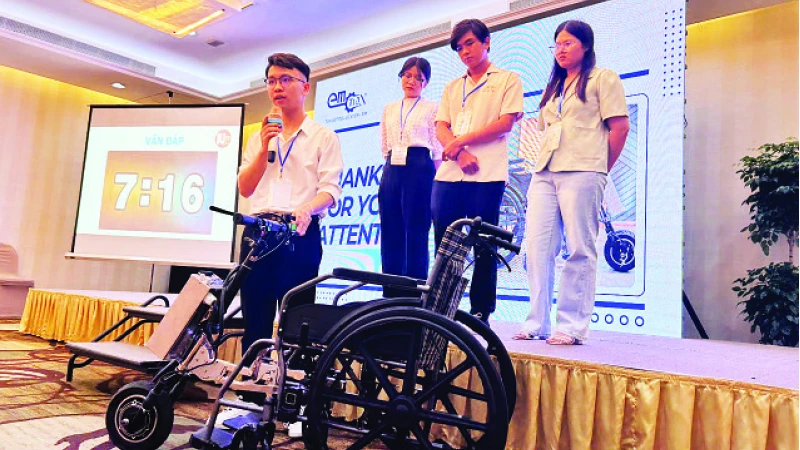 Nhóm E-MOTION đang trình bày về dự án cải tạo xe lăn tay.