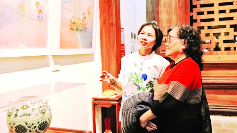 Công chúng tham quan triển lãm nghệ thuật tại đình Nam Hương.