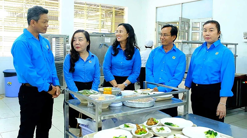 Lãnh đạo Liên đoàn Lao động thành phố Cần Thơ trao đổi với công đoàn cơ sở Công ty Dược Hậu Giang về việc bảo đảm chất lượng bữa ăn ca cho đoàn viên, người lao động. (Ảnh MỸ LY)