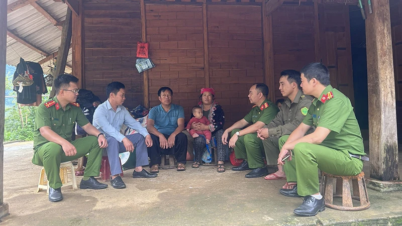 Công an huyện Tam Đường, tỉnh Lai Châu xuống địa bàn nghe tâm tư, nguyện vọng của các thành viên trong Tổ bảo vệ an ninh trật tự tại cơ sở sẽ ra mắt vào ngày 1/7 tới.