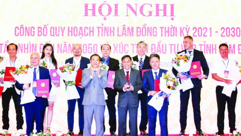 Đại diện lãnh đạo tỉnh Lâm Đồng trao chứng nhận đăng ký đầu tư cho đại diện các tập đoàn, doanh nghiệp.
