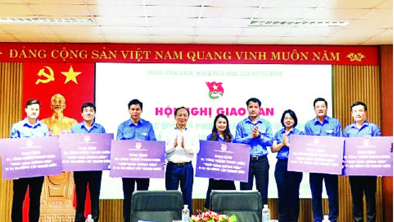 Lãnh đạo Trung ương Đoàn và Thường trực Tỉnh ủy Quảng Bình trao biển hỗ trợ công trình thanh niên tặng các tỉnh cụm Bắc Trung Bộ.