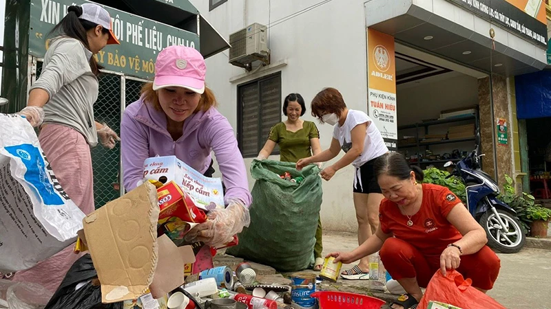 Phụ nữ trên địa bàn quận Hà Đông (Hà Nội) thu gom và phân loại rác thải nhựa tại cộng đồng.