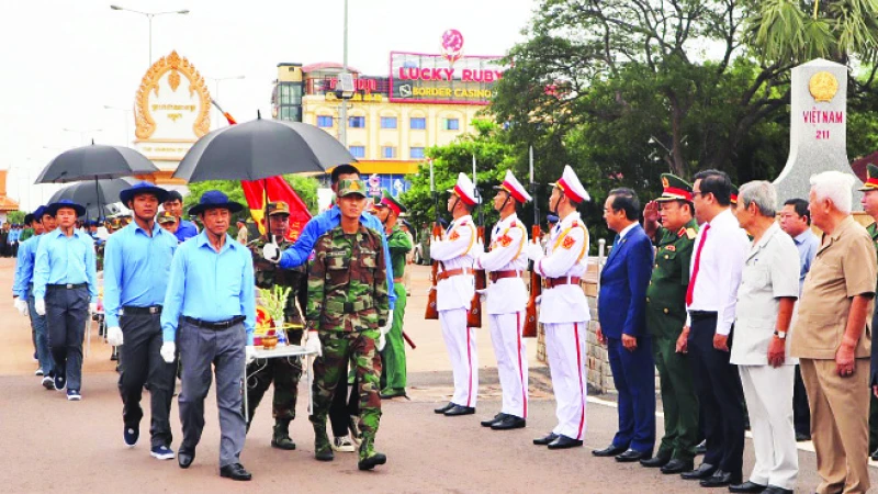 Lãnh đạo, nguyên lãnh đạo tỉnh Long An qua các thời kỳ đón hài cốt liệt sĩ là quân tình nguyện và chuyên gia Việt Nam hy sinh ở Campuchia về nước.