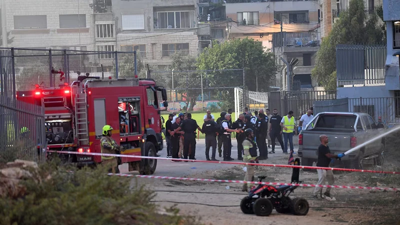 Lực lượng an ninh tại hiện trường vụ tấn công ở miền bắc Israel. (Ảnh REUTERS)