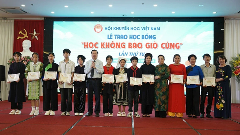 Hội Khuyến học Việt Nam trao học bổng cho học sinh vượt khó, học giỏi năm 2024.