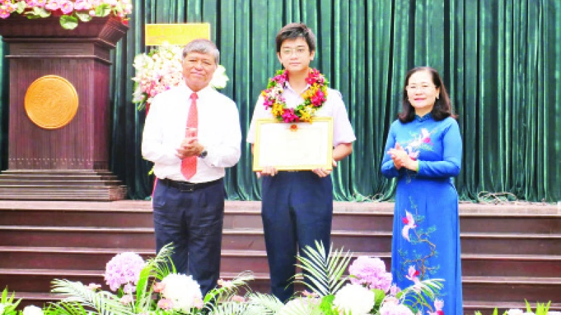 Đồng chí Nguyễn Thị Lệ (bên phải) trao bằng khen tặng học sinh giỏi Thành phố Hồ Chí Minh năm học 2023-2024.