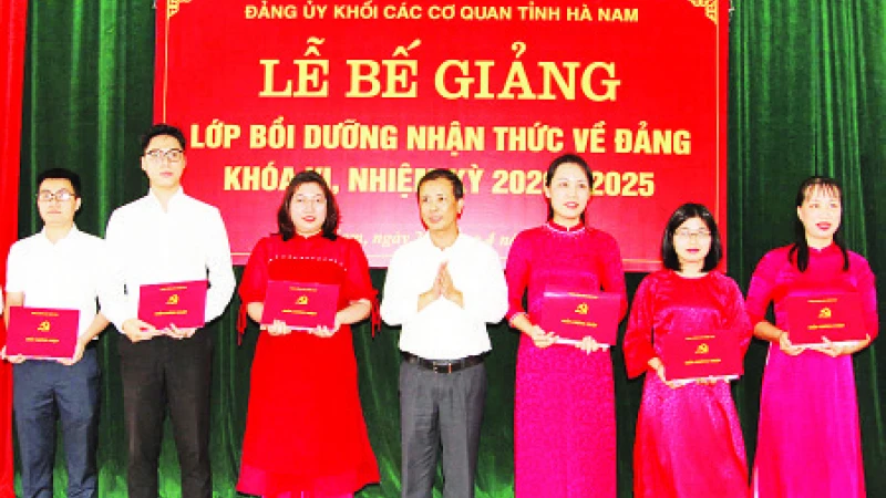 Lãnh đạo Đảng ủy Khối Các cơ quan tỉnh Hà Nam trao giấy chứng nhận hoàn thành lớp bồi dưỡng nhận thức về đảng cho các học viên. (Ảnh Hà Nam)