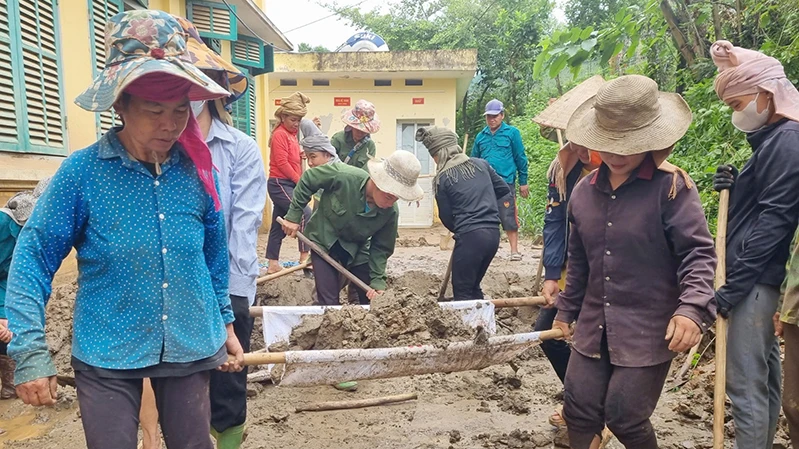 Các thầy, cô giáo và phụ huynh học sinh chung tay khắc phục hậu quả mưa lũ tại Trường tiểu học Chiềng Nơi, huyện Mai Sơn (Sơn La).