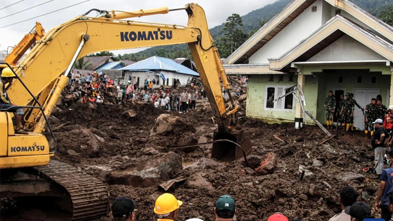 Lực lượng cứu hộ Indonesia tìm kiếm nạn nhân vụ lở đất. (Ảnh TÂN HOA XÃ)