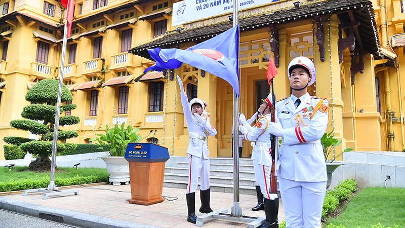 Lễ thượng cờ nhân dịp kỷ niệm 57 năm Ngày thành lập ASEAN (8/8/1967-8/8/2024) và 29 năm Việt Nam gia nhập ASEAN (28/7/1995-28/7/2024) tổ chức tại Hà Nội. (Ảnh THỦY NGUYÊN)