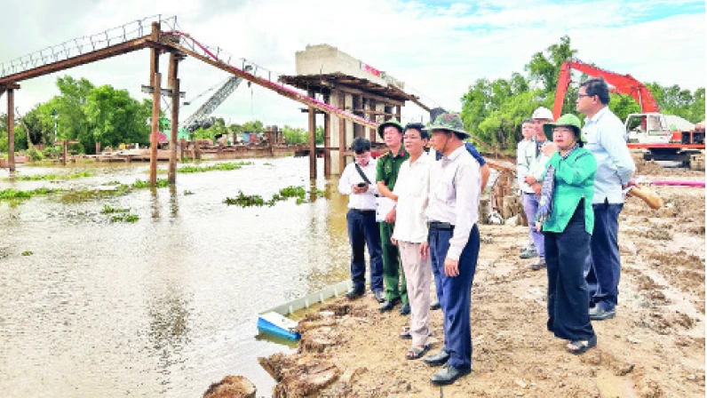  Lãnh đạo tỉnh Sóc Trăng kiểm tra thực tế tại công trình cầu trên tuyến đường cao tốc Châu Đốc-Cần Thơ-Sóc Trăng.