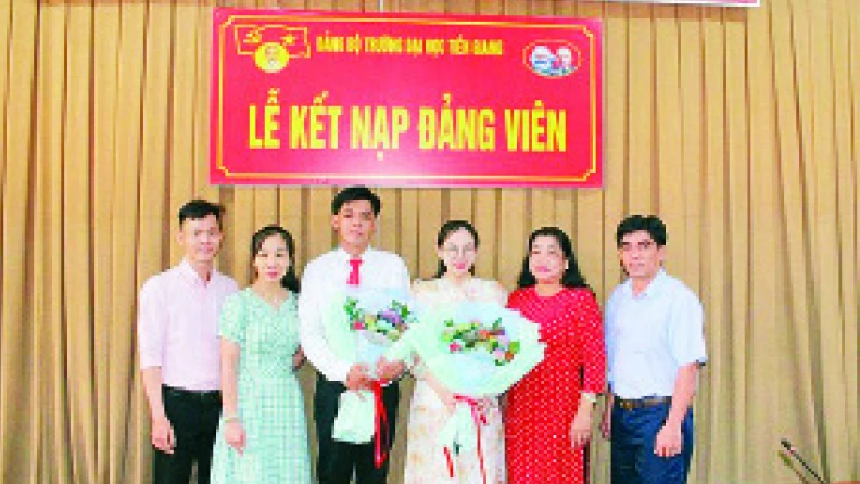 Lễ kết nạp đảng viên là sinh viên của Đảng bộ Trường đại học Tiền Giang.