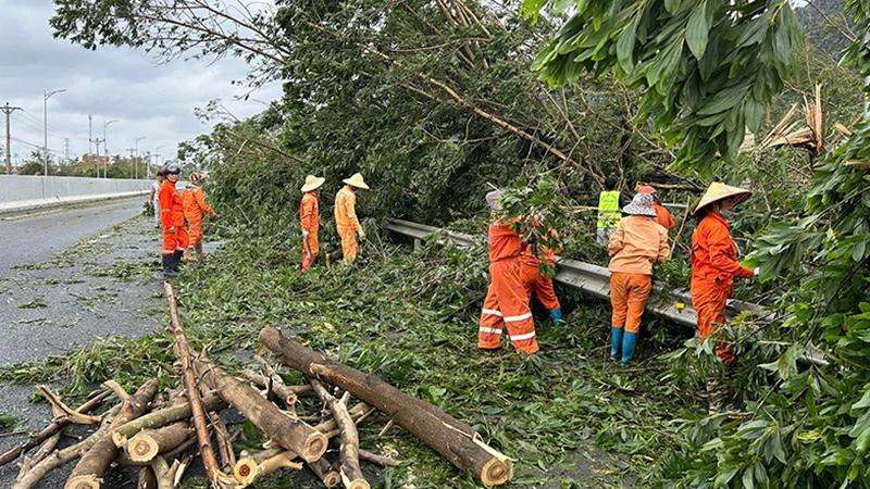 Lực lượng công nhân vận hành, bảo trì khai thác tuyến đường cao tốc Hạ Long-Vân Đồn khắc phục sự cố để sớm thông tuyến, bảo đảm lưu thông.