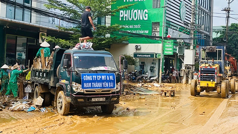 Công nhân Công ty cổ phần Môi trường và Năng lượng Yên Bái tham gia dọn vệ sinh tại thành phố Yên Bái.