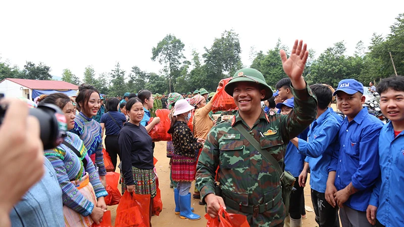 Các chiến sĩ bộ đội chia tay người dân thôn Nậm Tông, xã Nậm Lúc, huyện Bắc Hà (Lào Cai) ngày 25/9 sau khi hoàn thành nhiệm vụ.