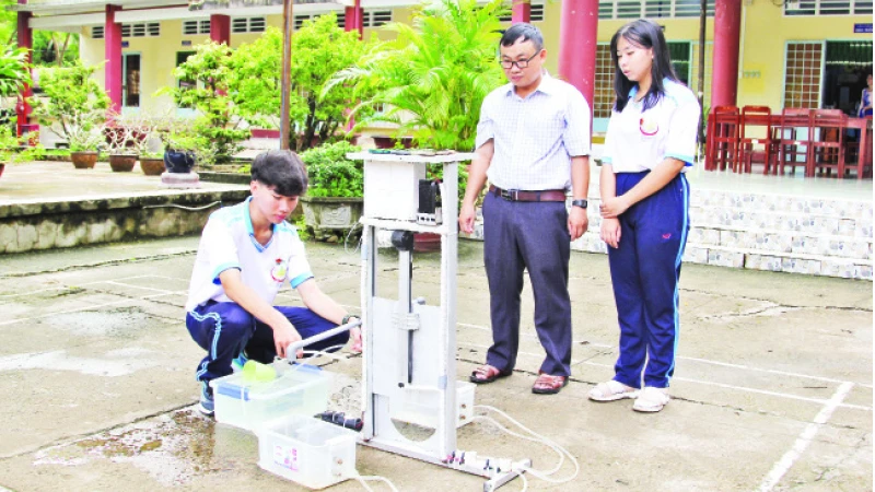 Sản phẩm “Hệ thống cống thông minh dùng trong nông nghiệp” của nhóm tác giả Huỳnh Minh Trọng và Trần Ngọc Trâm, Trường trung học phổ thông Trà Ôn, đạt giải nhất.