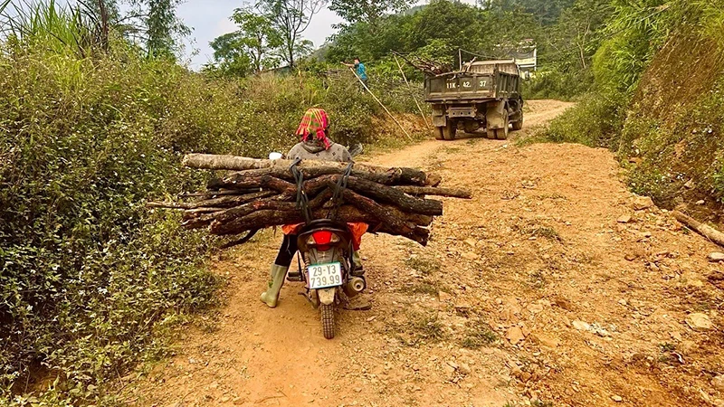 Hằng ngày, người dân phải di chuyển trên con đường lổn nhổn đất, đá ở Phia Cò.