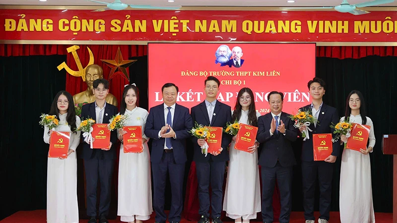 Bảy học sinh ưu tú của Trường THPT Kim Liên vừa được kết nạp vào Đảng.