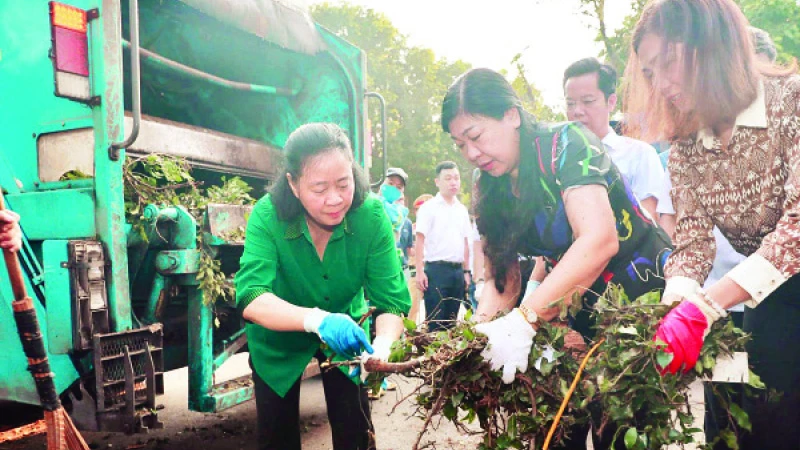 Bí thư Thành ủy Hà Nội Bùi Thị Minh Hoài cùng lãnh đạo thành phố và người dân Thủ đô tham gia dọn vệ sinh môi trường, khắc phục hậu quả bão số 3 gây ra.