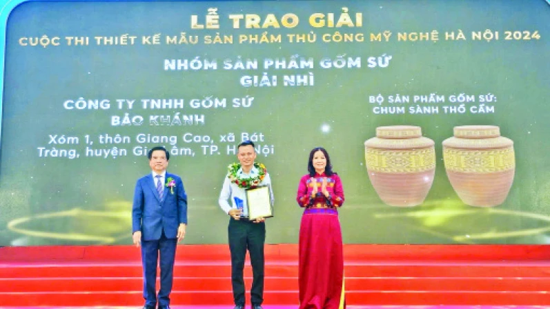 Nghệ nhân Nguyễn Mạnh Hòa được trao giải tại Cuộc thi Thiết kế mẫu sản phẩm thủ công mỹ nghệ 2024.