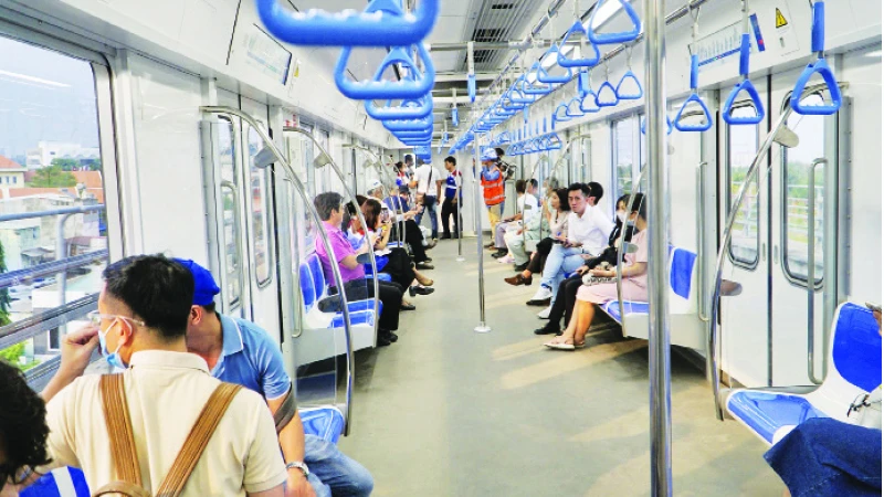 Hành khách đi thử tuyến Metro số 1 Bến Thành-Suối Tiên.