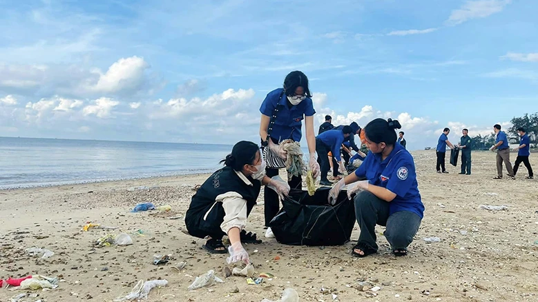 Đoàn viên, thanh niên tỉnh Bình Thuận ra quân nhặt rác, bảo vệ môi trường biển. (Ảnh BÍCH HUỆ)