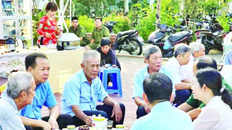 Lãnh đạo, cán bộ Thành ủy Thủ Dầu Một và phường Phú Mỹ uống cà-phê, đối thoại với nhân dân.