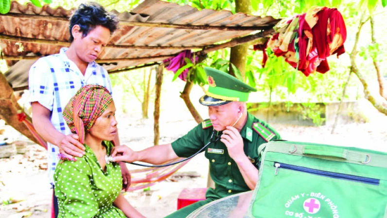 “Bác sĩ quân hàm xanh” khám bệnh cho nhân dân trên tuyến biên giới.