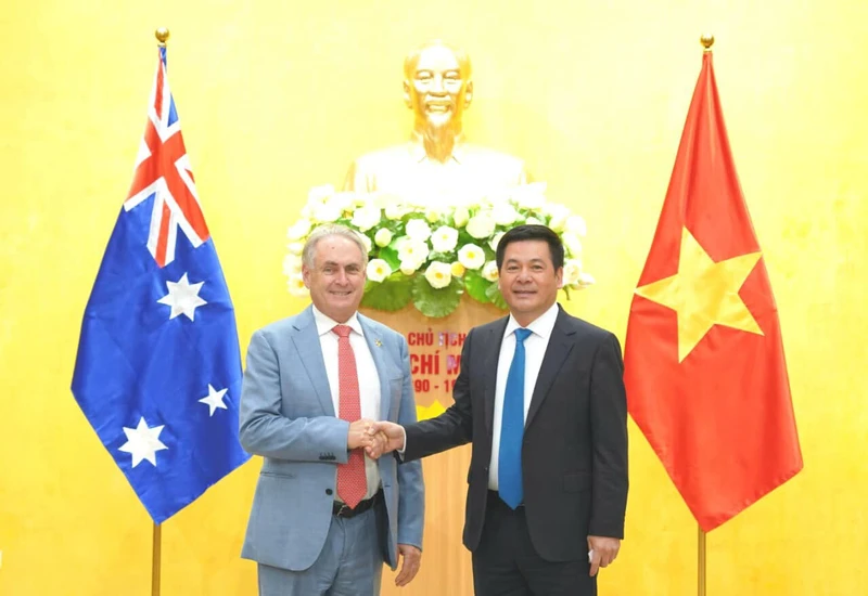Bộ trưởng Công thương Nguyễn Hồng Diên và Bộ trưởng Thương mại và Du lịch Australia Hon Don Farrell.