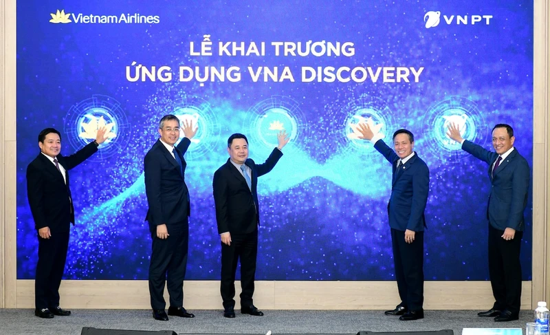 Lãnh đạo Vietnam Airline và VNPT nhấn nút khai trương ứng dụng VNA Discovery.