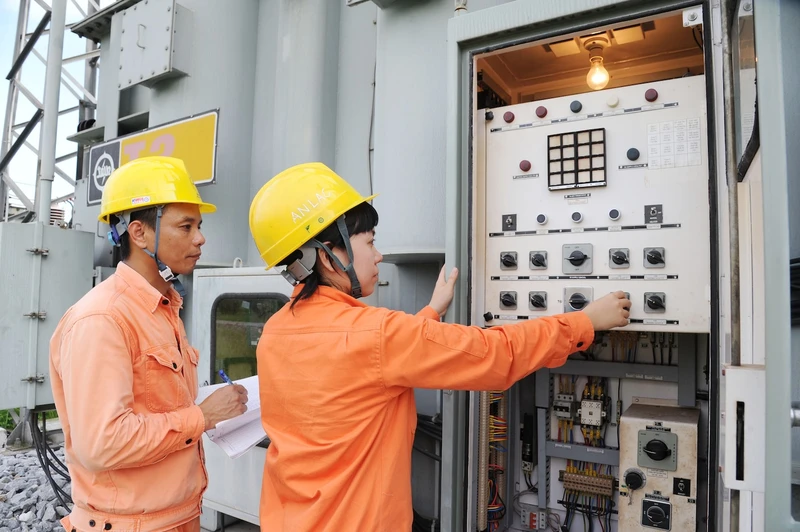 Kỹ sư trạm biến áp 100 KV An Lạc ( Hải Phòng) kiểm tra bảo dưỡng thiết bị.
