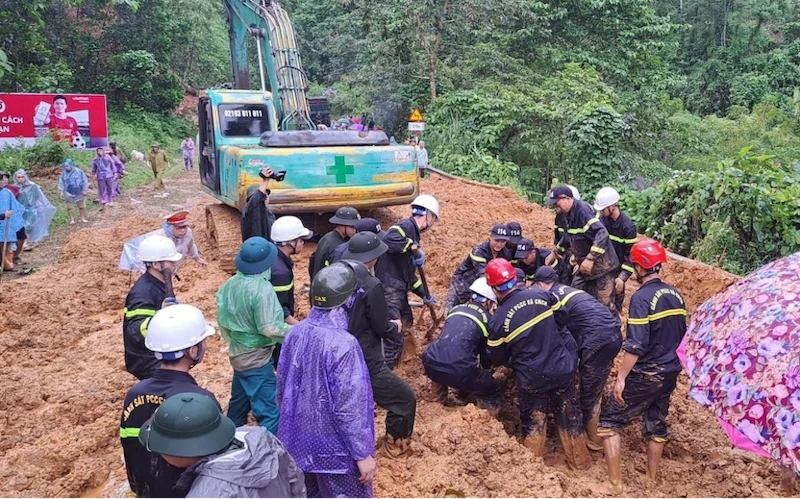 Anh Nguyễn Đức Tài hỗ trợ lực lượng chức năng cứu nạn nhân mắc kẹt