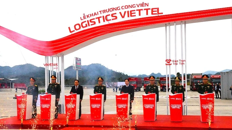 Các đại biểu nhấn nút khai trương Công viên Logistics Viettel.