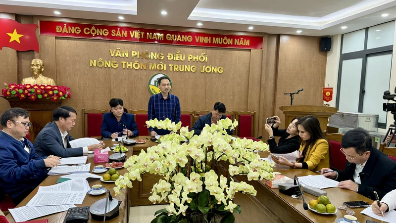 Quang cảnh buổi họp báo thông báo một số sửa đổi bổ sung của Bộ tiêu chí xã, huyện đạt chuẩn nông thôn mới.