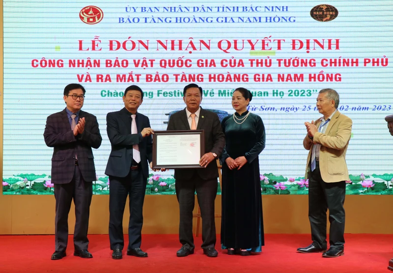 Lãnh đạo UBND tỉnh Bắc Ninh trao Quyết định công nhận Bảo vật quốc gia Thạp đồng văn hóa Đông Sơn của Thủ tướng Chính phủ cho đại diện Bảo tàng Hoàng gia Nam Hồng.
